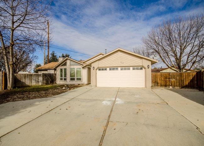 Building Photo - Beautiful 4 bedroom Single Level Home with Hard Wood Floors _ Pet Friendly!