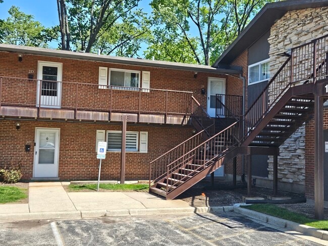 Building Photo - 1910 W Hatherleigh Ct Unit 2E