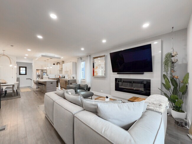 Building Photo - 1813 N Sawyer Ave Unit J06P