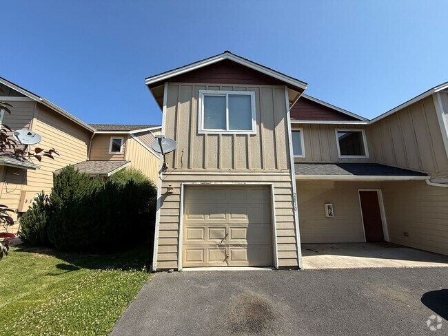 Building Photo - CHECK OUT THIS SPACIOUS TOWNHOUSE IN REDMO...