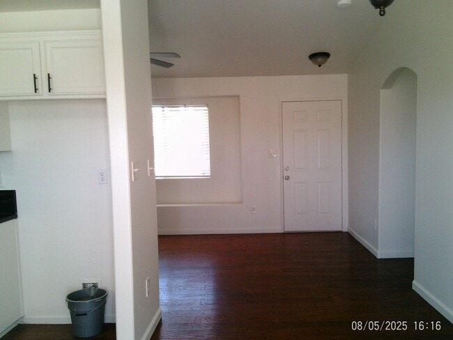 Photo - OILDALE CUTIE !!! SPECIAL $2547.500 MOVES ...