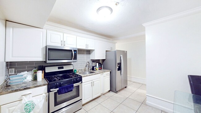 Building Photo - Check out this 3 bed in the South End