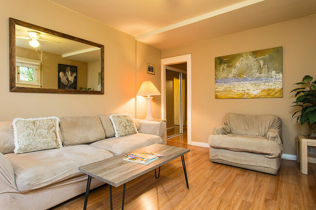Building Photo - 1762 Vista Del Mar Ave Unit 1762 Rental
