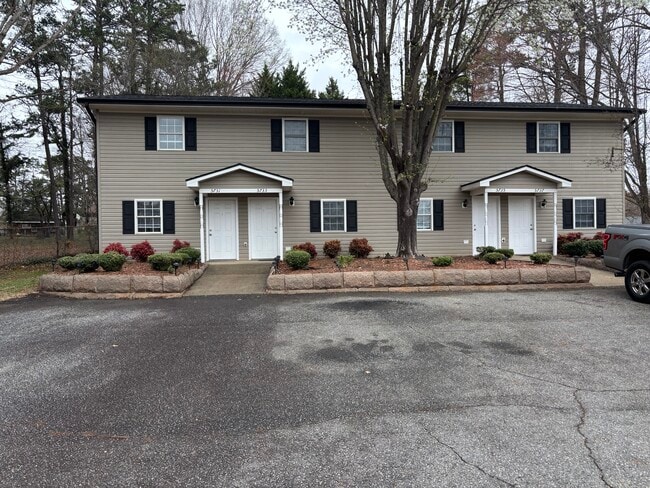 Building Photo - 5731 SW Acres Dr Unit 5731 SW Acres Drive