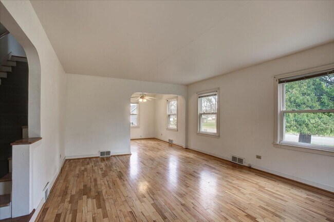 221 22nd Ave E
