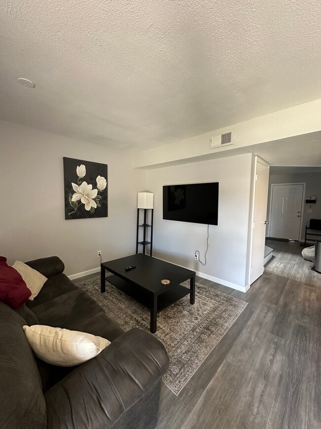 Building Photo - 1318 S Mitchell Dr Rental