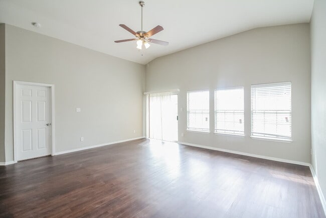 Photo - 926 Hannah Way