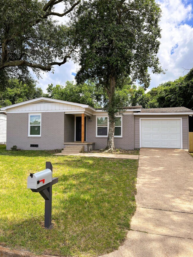 Photo - 1323 Lamar St Casa