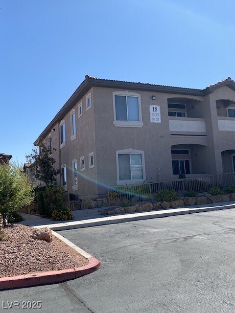 Building Photo - 2305 W Horizon Ridge Pkwy Unit 1821 Rental