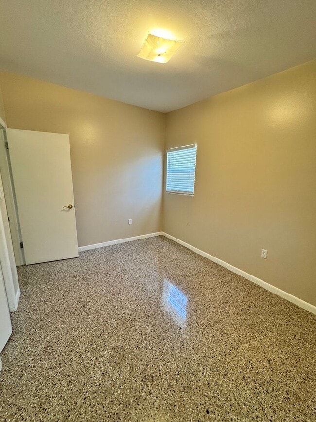 Photo - 813 Center Ln