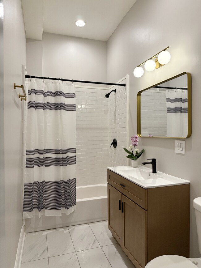 Building Photo - 2121 N California Ave Unit #1