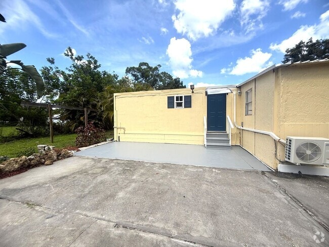 Building Photo - 8239 Suncoast Dr Unit 8239 Suncoast Dr. A Rental
