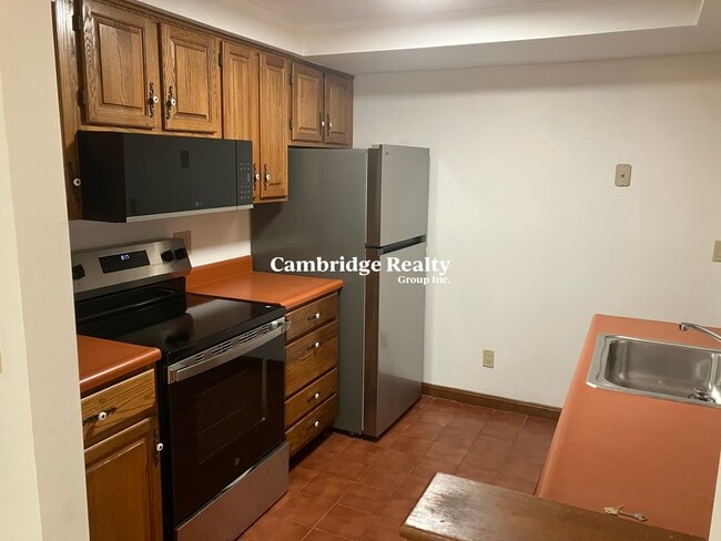 Building Photo - 175 Summer St Unit 2