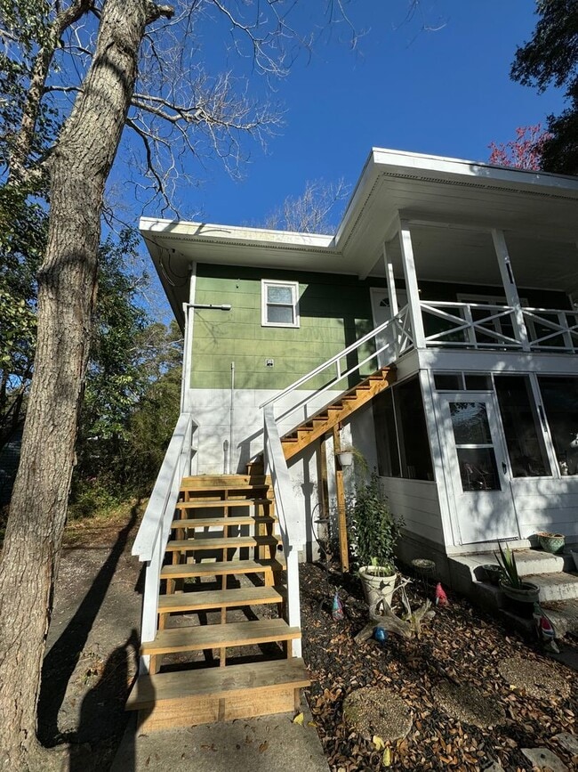 Building Photo - Centrally located, close to the Mall Rental
