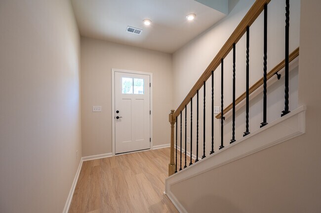Photo - 852 Tess St