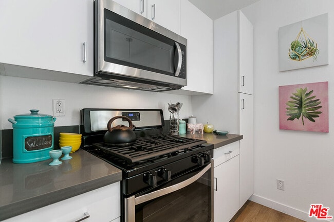Photo - 6736 Woodley Ave Unit 18