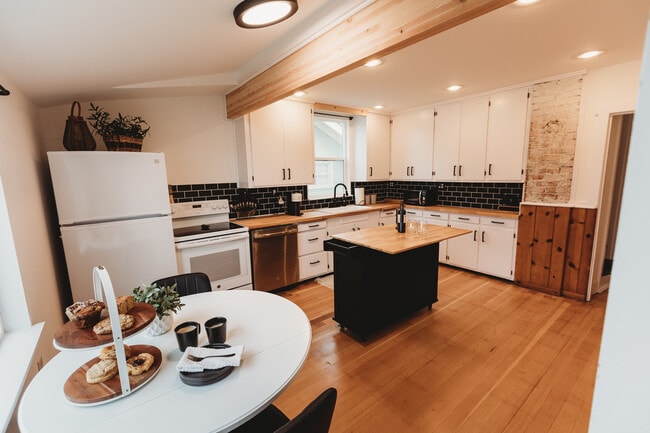 Building Photo - 207 E 9th St