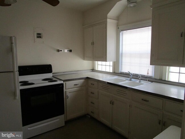 Photo - 385 E King St