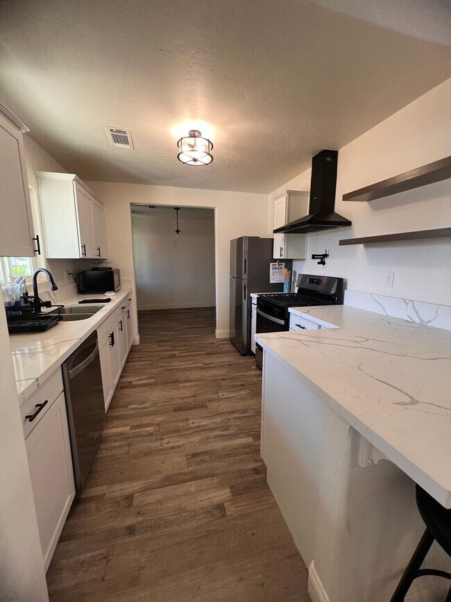 128 W Sandra Ave Rental House Rental in Tulare, CA