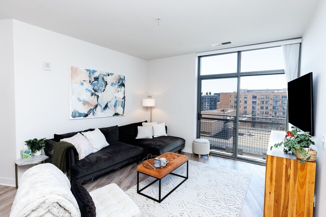 Photo - Spacious PENTHOUSE unit has it all! Light filled 1BR/1BA + DEN condo Unidad #1006