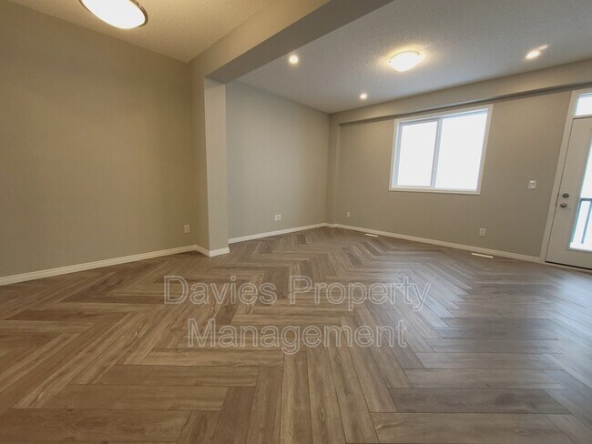 Photo - 2072 Wonnacott Way SW