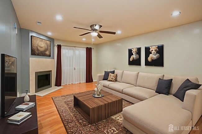 Photo - 410 Johnstone St