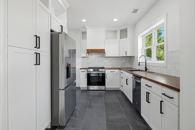 Photo - 721 W 47th St