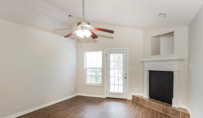 Photo - 116 NW Wittington Ln