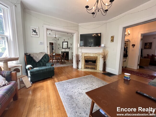 Building Photo - 9 Kenwood St Unit 1 Rental