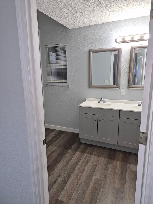 Photo - 211 E 17th St