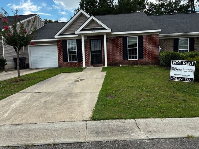 Building Photo - Elegant 3-Bedroom Townhouse with Modern Comforts.