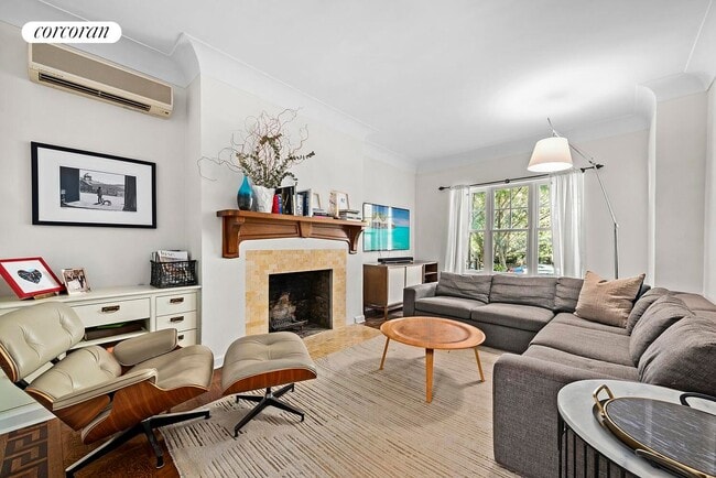 Building Photo - 592 3rd St Rental