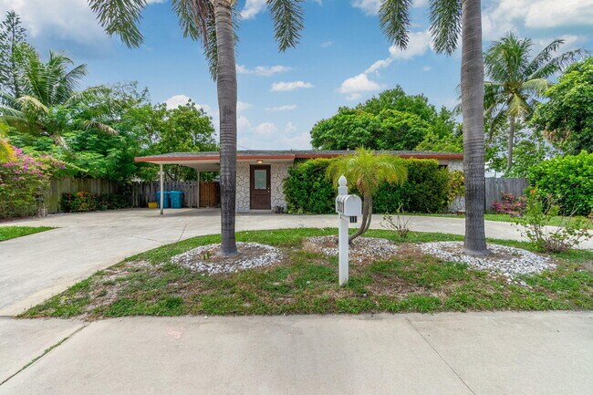 Photo - 2831 N Seacrest Blvd