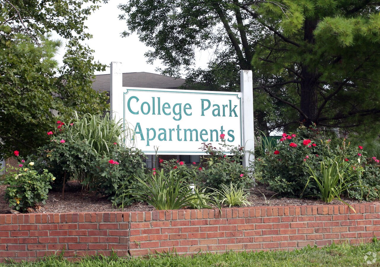Sign - College Park Apartments