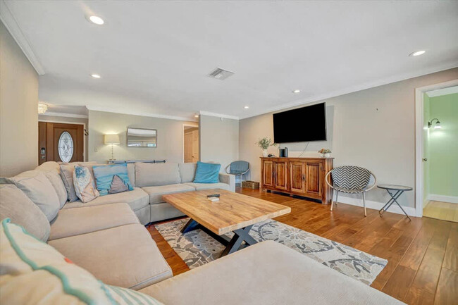 Building Photo - 14914 Crown Dr Rental