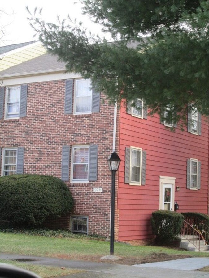 3 Bedroom, 2.5 Bath 3-Level Townhouse - 3 Bedroom, 2.5 Bath 3-Level Townhouse