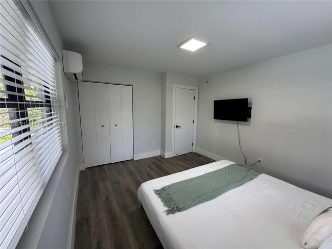 Photo - 584 NW 30th St Unit 3