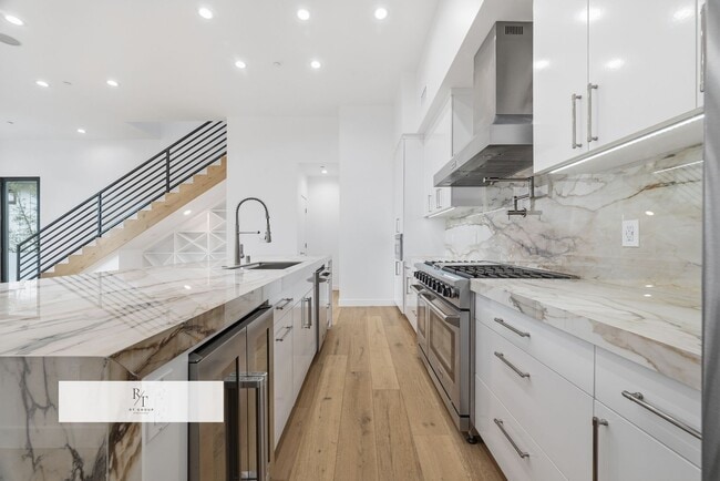 Photo - Luxury Modern Living with Stunning LA Skyline Views