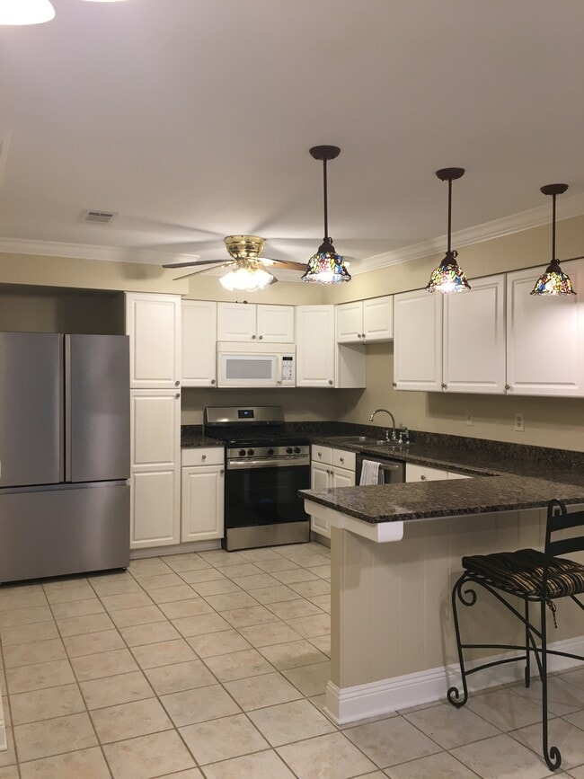 Preciosa cocina. - 101 Hibiscus Pl