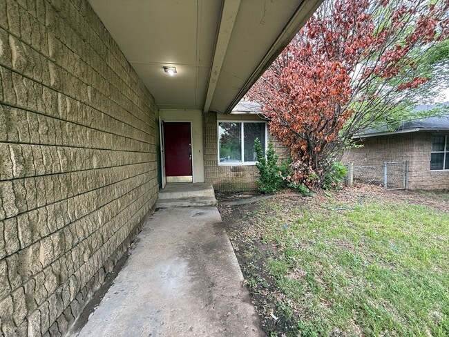 Building Photo - A 3 bed, 2 bath Duplex in Broken Arrow