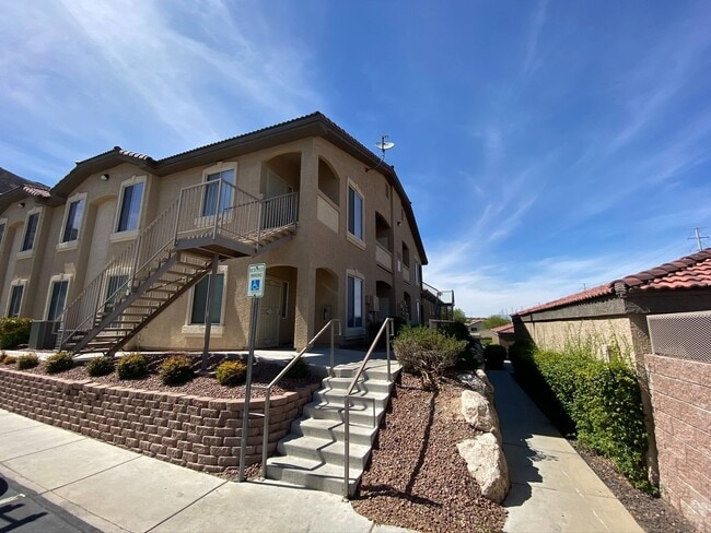 Building Photo - BEAUTIFUL CONDO IN A GATED COMMUNITY FEATU...