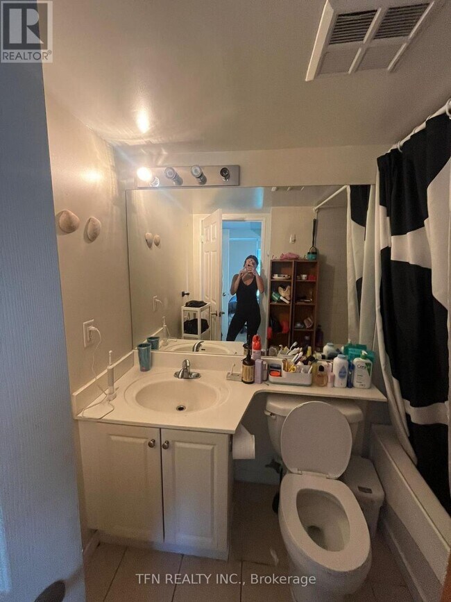 Photo - 230 King St E Unité 1001