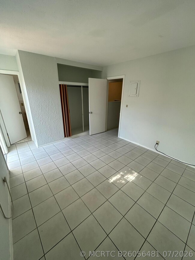Building Photo - 5881 NE 18th Ave Unit 2