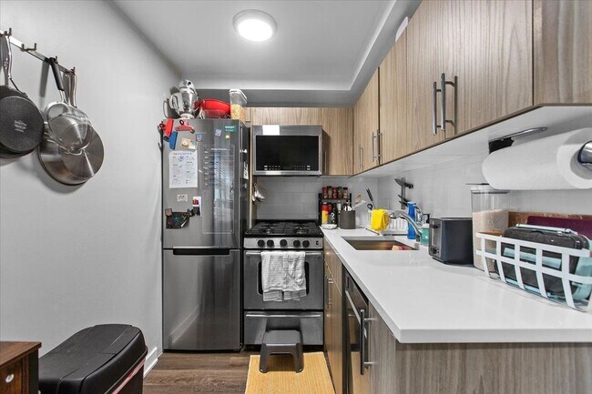 Building Photo - 541 W Oakdale Ave Unit 101