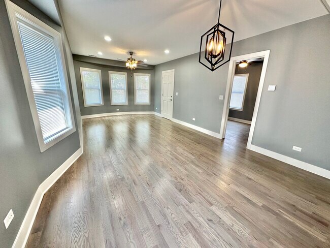 2233 N Lawler Ave