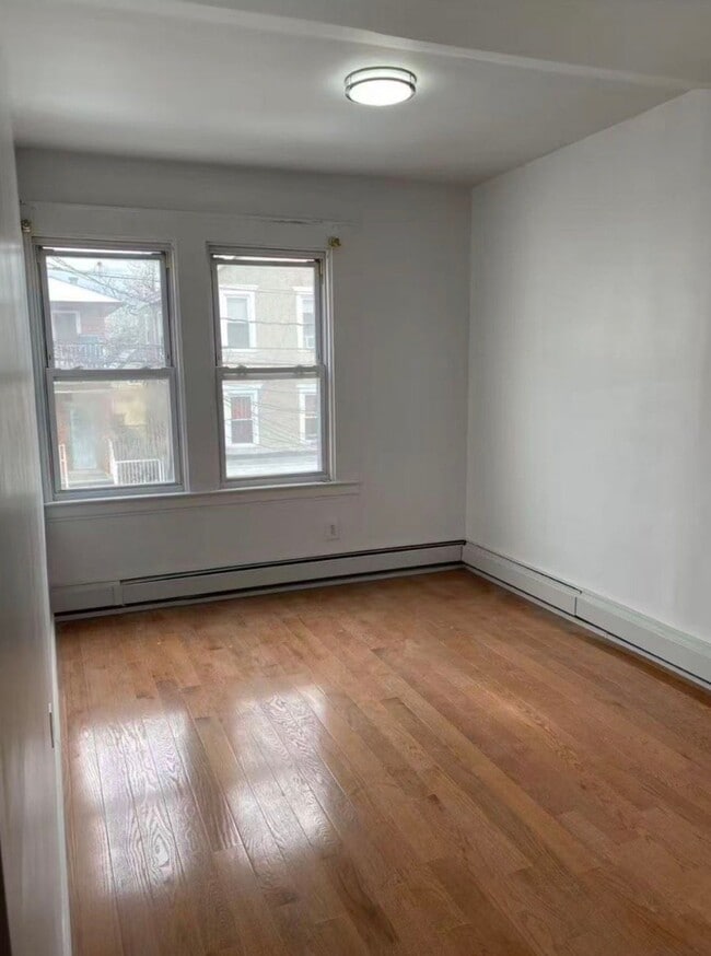 Photo - 22-18 124th St