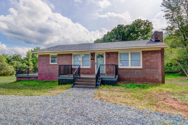 Building Photo - 132 Eaker Dr
