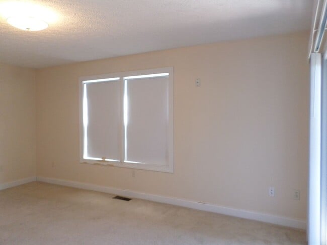 Building Photo - 4 bedroom 3 bath Townhouse