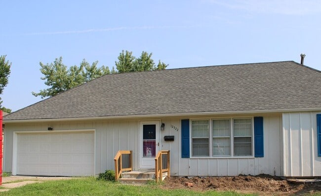 Building Photo - Large 5 bed 2 full bath Home in Independence