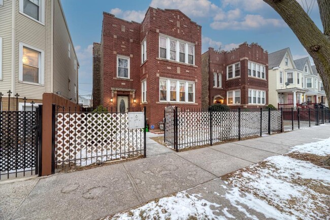 Photo - 1941 N Harding Ave Unidad 1